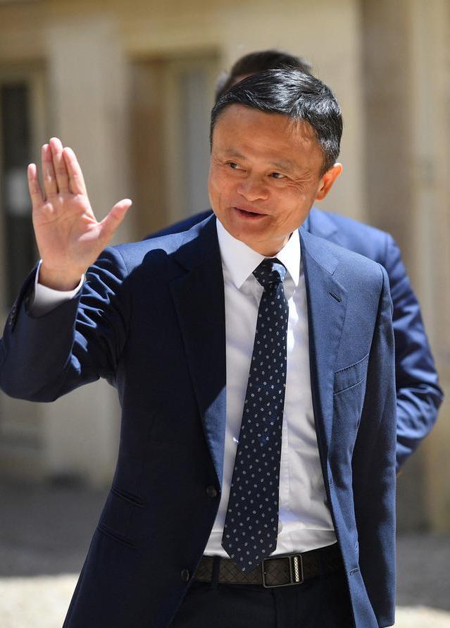 马云穿藏青色西装出席活动,浅蓝色领带太减龄,这才叫"丑帅"