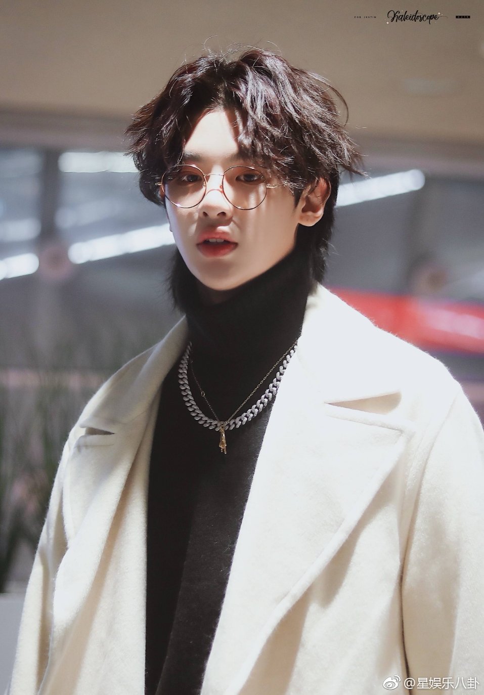justin黄明昊小卷毛 今日凌晨justin黄明昊启程回国,一身白色大衣中分