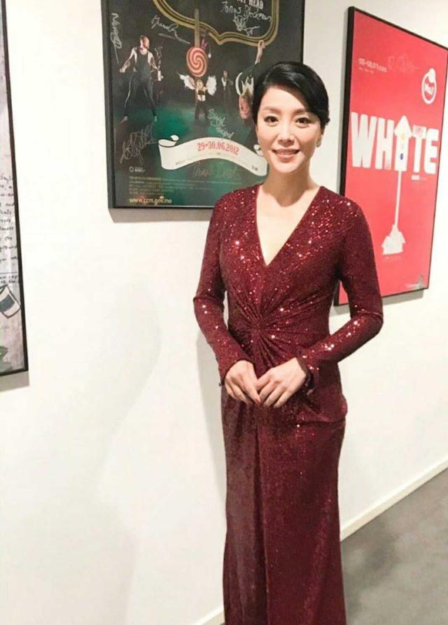 50岁陈芷菁还是尤物身材,亮片连衣裙开高叉,昂首"挺胸"好迷人