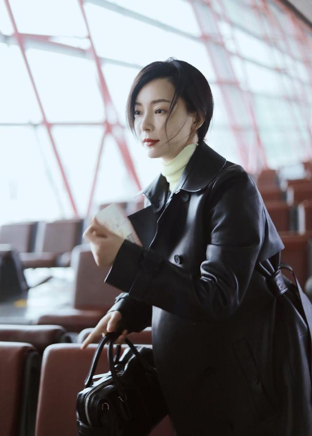 气质女神陈数与众不同皮大衣搭配紧身牛仔裤美得真大气