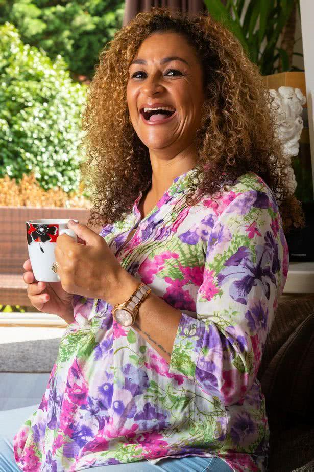 英国年纪最大的四胞胎妈妈51岁,带四个娃在家喜迎圣诞节