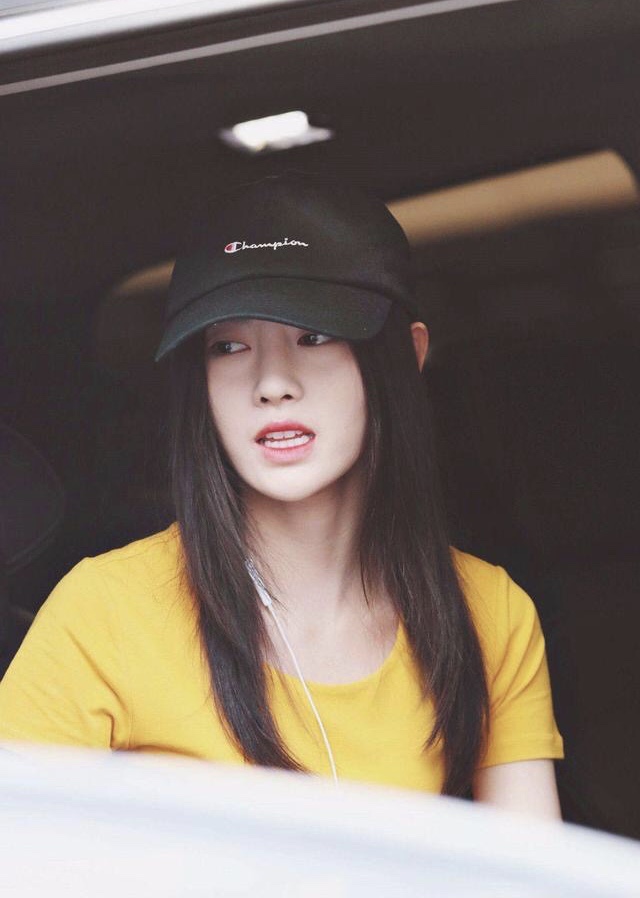 戴着棒球帽红唇肤白清纯可人|鞠婧祎|棒球帽|绑带_新浪新闻
