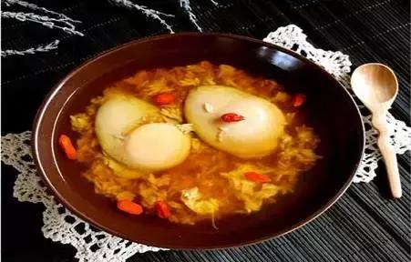 大冬天滋补甜汤来了,当归红枣炖蛋,黑豆红糖炖蛋黄酒炖蛋与鸡蛋同煮