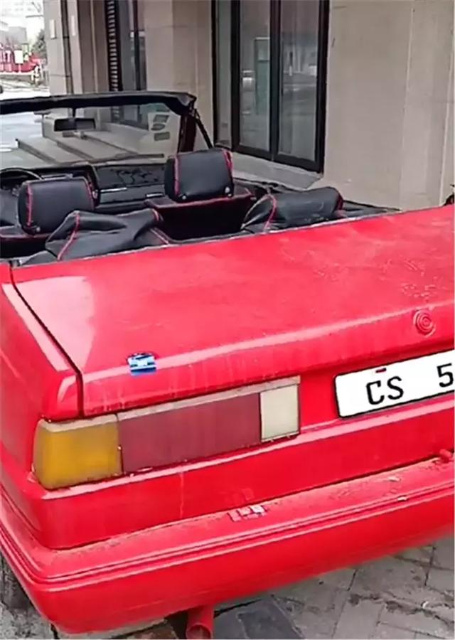 首辆桑塔纳"四门"敞篷,车价7万,内饰堪比五菱,但外观很拉风