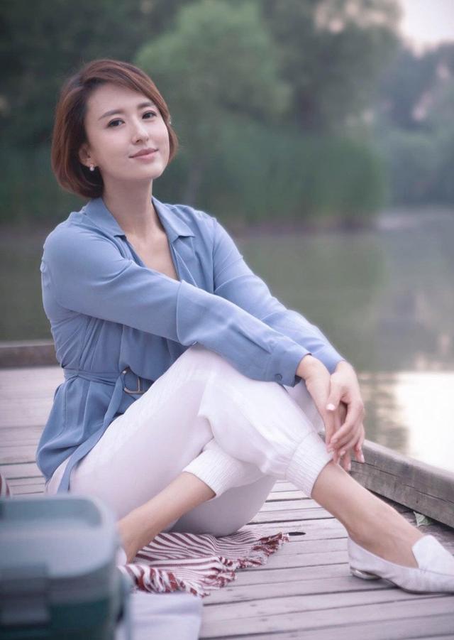 张蕾品味真不赖,穿风衣配牛仔裤去度假,搭上围巾保暖时髦又优雅