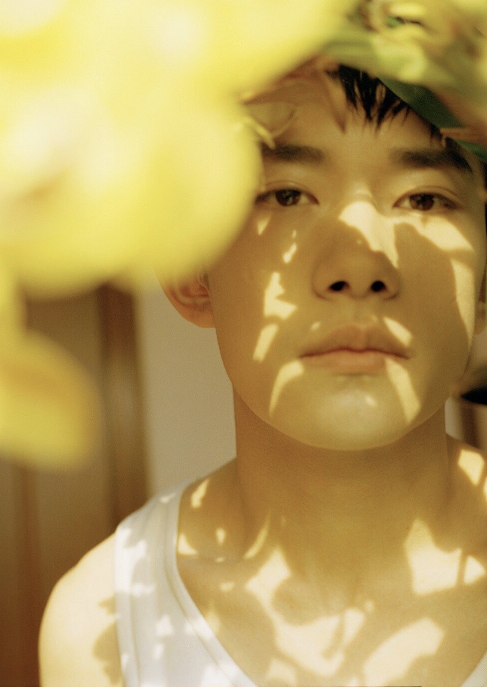 易烊千玺红秀封面壁纸 点赞好运