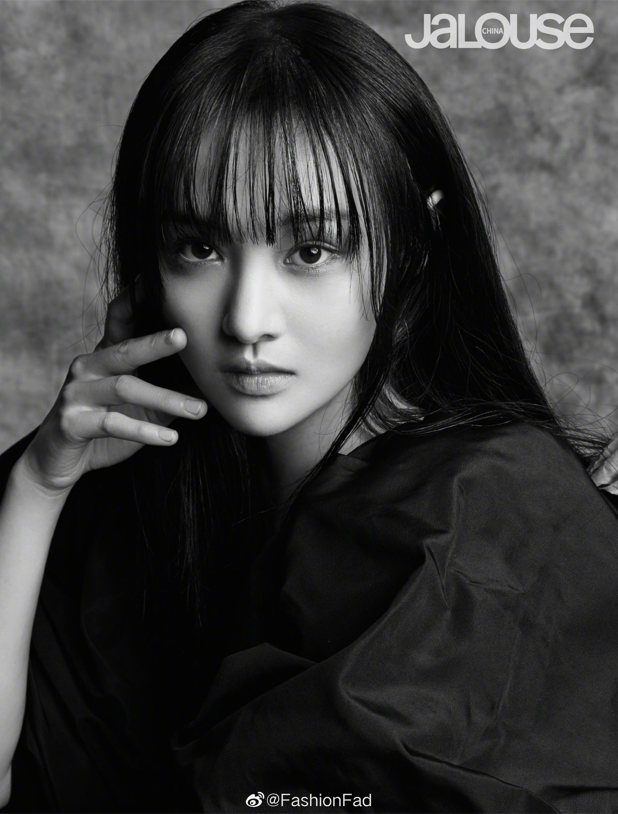 好久没拍时尚杂志的郑爽这次登上了先锋杂志jalouse国内创刊封面