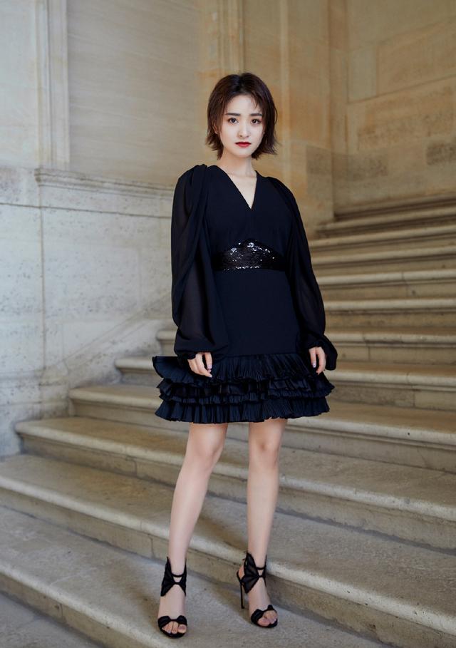 沈月短发红唇征战巴黎,打扮一番气质突变,身穿黑色裙装又美又飒