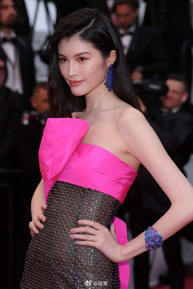 禾穗透视裙亮相戛纳红毯派对上的黄裙也是明艳照人但跟去年的仙气造|禾穗|黄裙|透视裙_新浪新闻