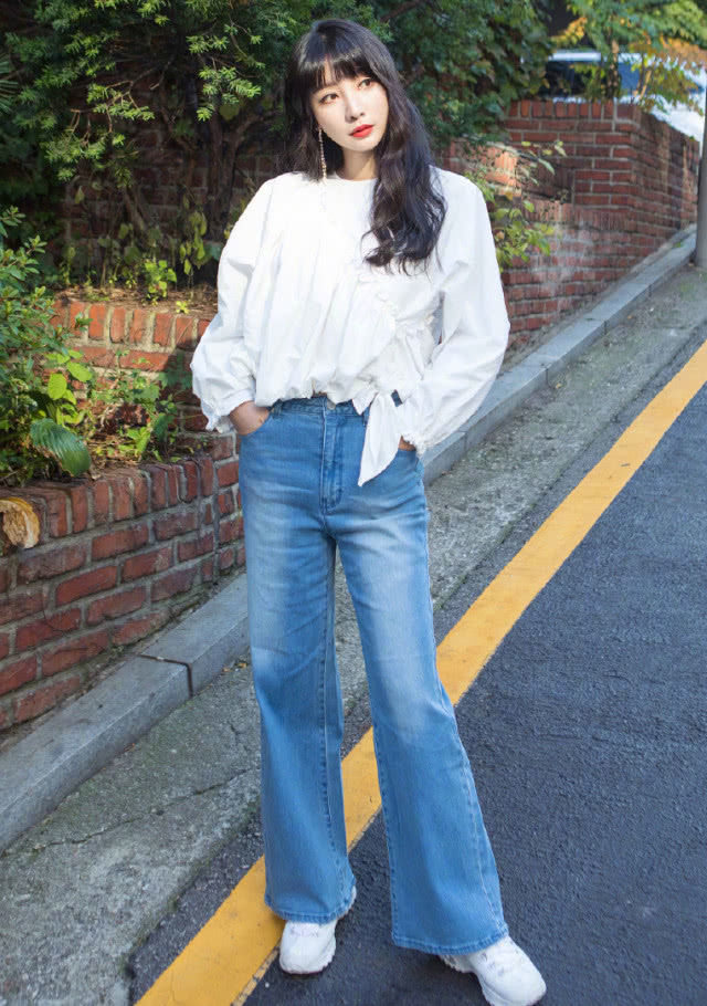 柳岩一改往日性感穿搭,白衬衫搭配牛仔裤,尽显清纯甜美!