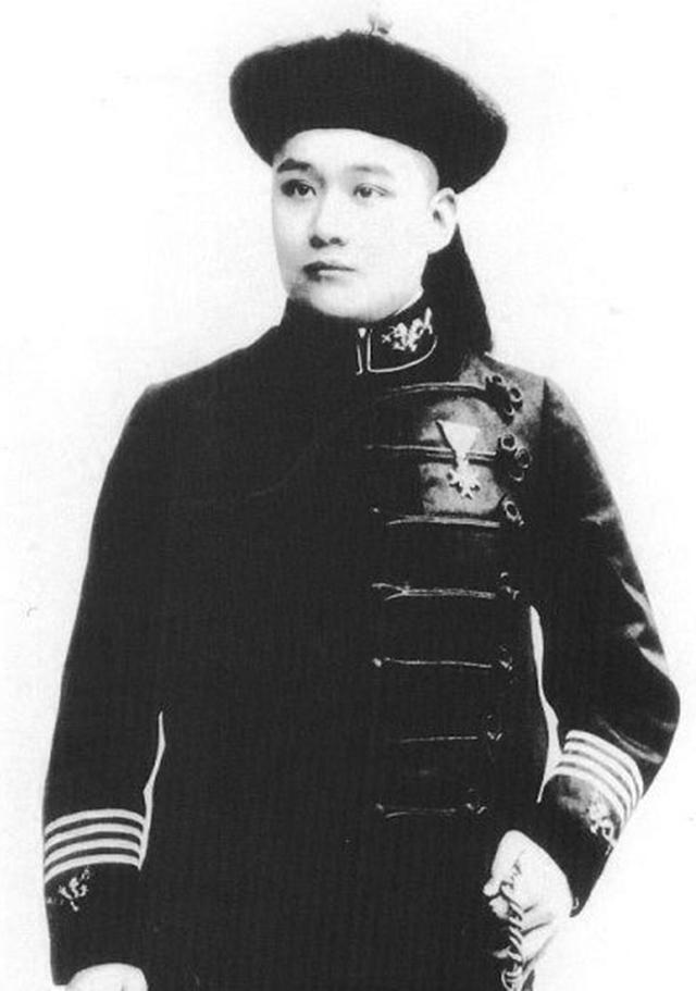 慈禧太后很时髦,一高兴就会送大臣照片,并且,还是自己的生活照