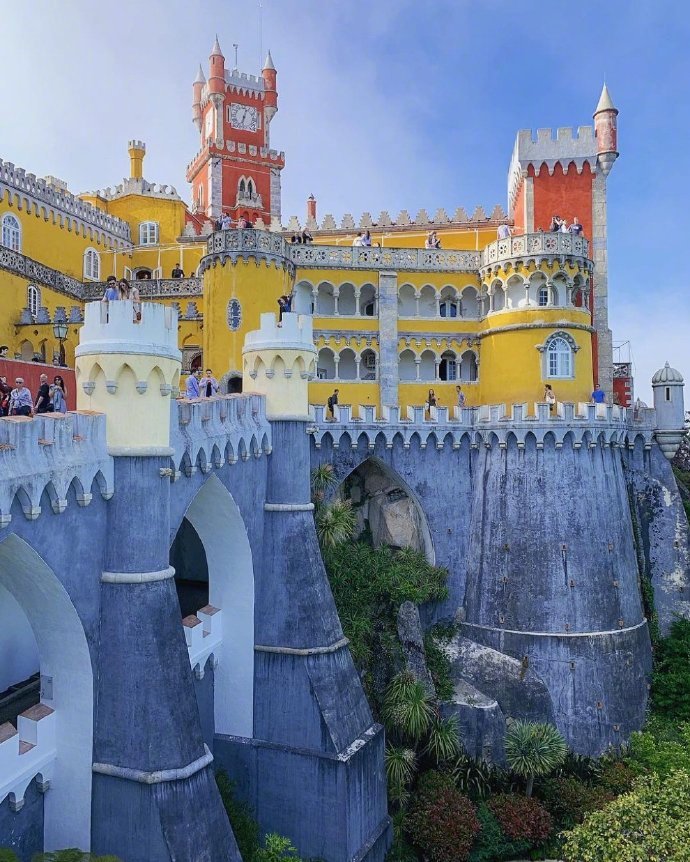 暗恋是一种礼貌,暗地里盖一座城堡.摄于葡萄牙佩纳城堡.