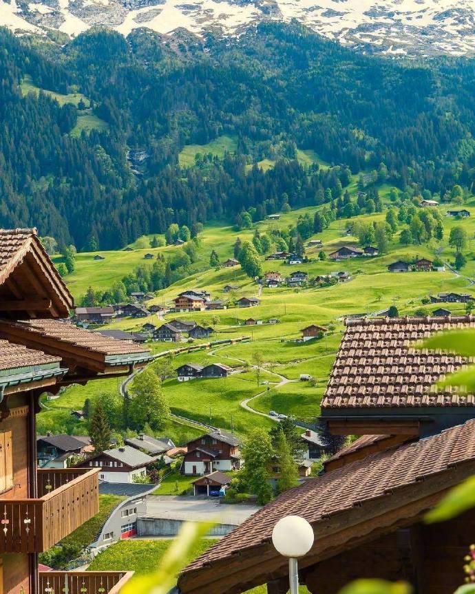 瑞士湖畔小镇lungern雪山下的湖光人世间的天堂湖泊清澈见底