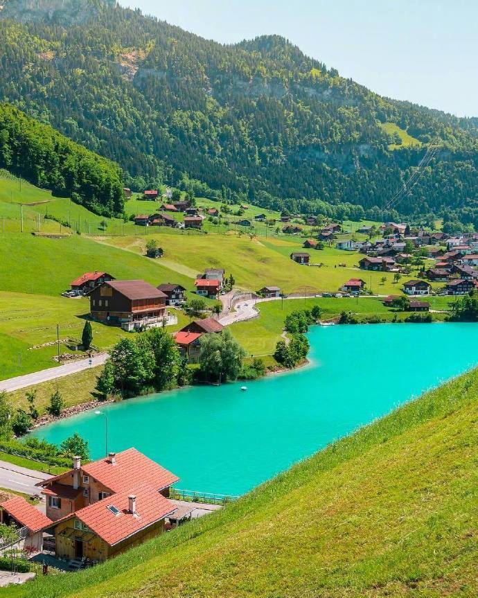 瑞士湖畔小镇lungern雪山下的湖光人世间的天堂湖泊清澈见底