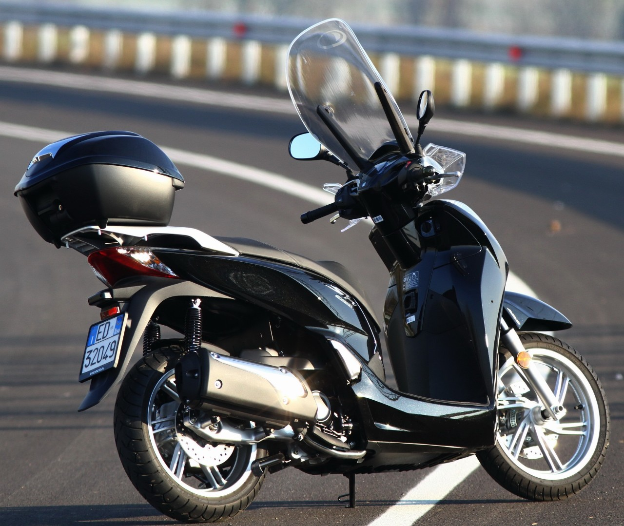铃木300cc踏板摩托车图片