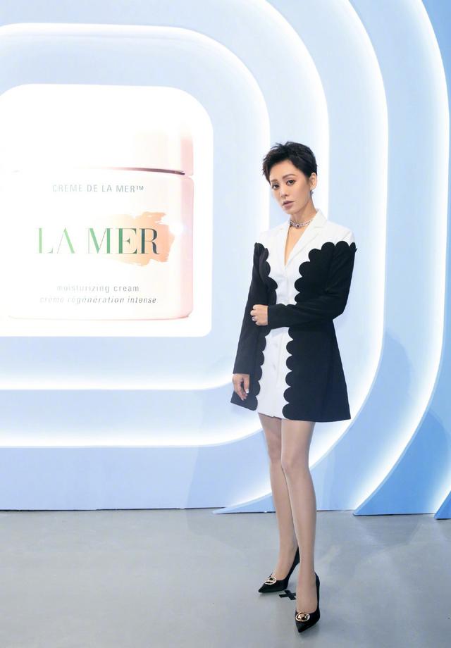 48岁宁静现身,穿黑色西装配呢子大衣,拼接皮草衣袖贵妇范十足