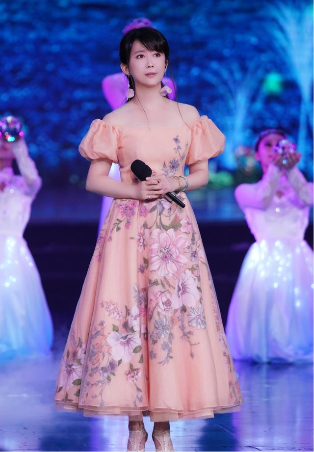 孟庭苇49岁又怎样穿旗袍式连体裤上节目半扎发型气质古典大方