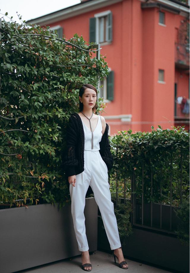 而且像这样的黑白搭配会更加的高级,能够让海清的个人魅力得到更好的