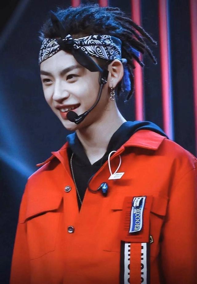 小鬼王琳凯穿毛呢大衣配潮鞋,混搭风玩出雅痞范,手涂黑色指甲油