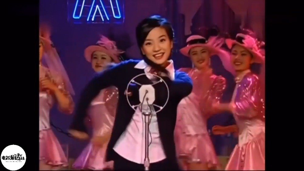 还记得依萍第一次登台唱歌吗?唱《小冤家》的时候