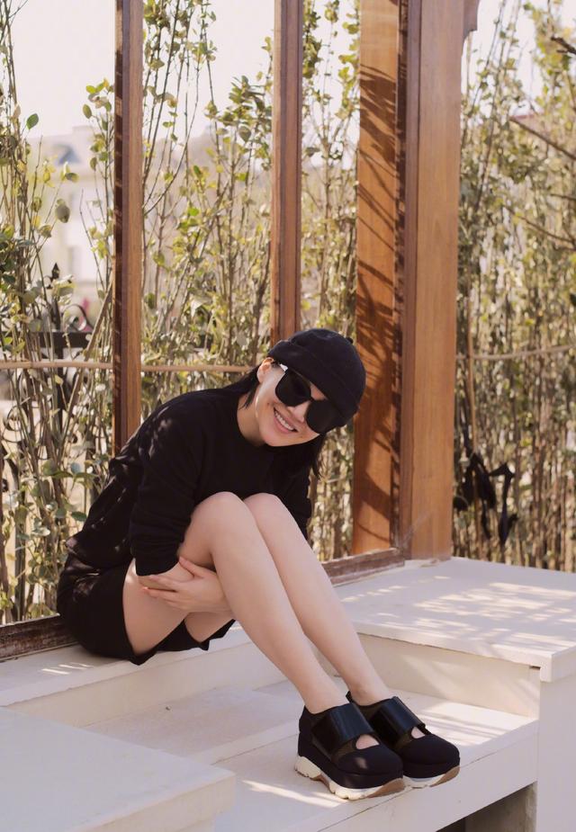 32岁演《笑傲江湖》任盈盈,穿长袖配短裤,50岁还少女感十足