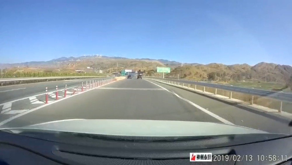 一辆小轿车在上鹤高速公路逆行,网友拍下全过程