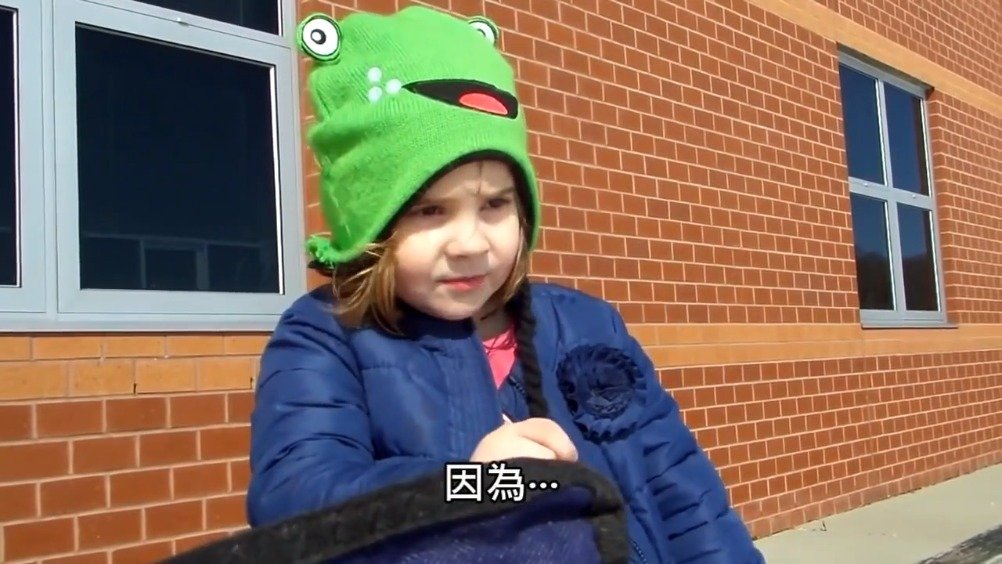 一脸天真的女儿和爸爸讨论起怎么把弟弟卖给宠物店