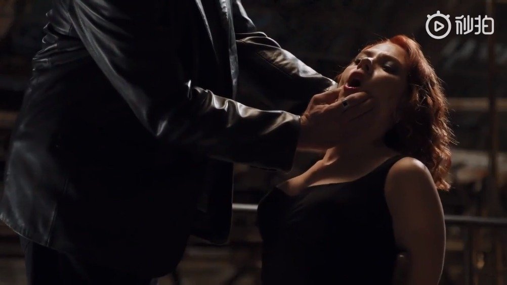 黑寡妇在电影《复仇者联盟1》中的精彩登场:你以为已经控制住了她