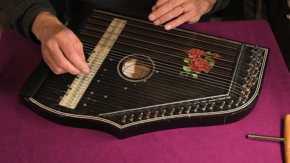 被誉为"穷人家的钢琴替代品",流行于20世纪初的5 chord zither