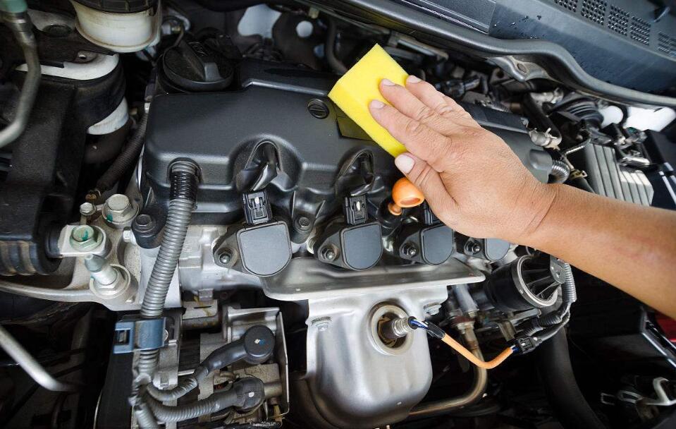 二手车发动机舱看起来很新原来都是这样清洗的车贩子说漏嘴