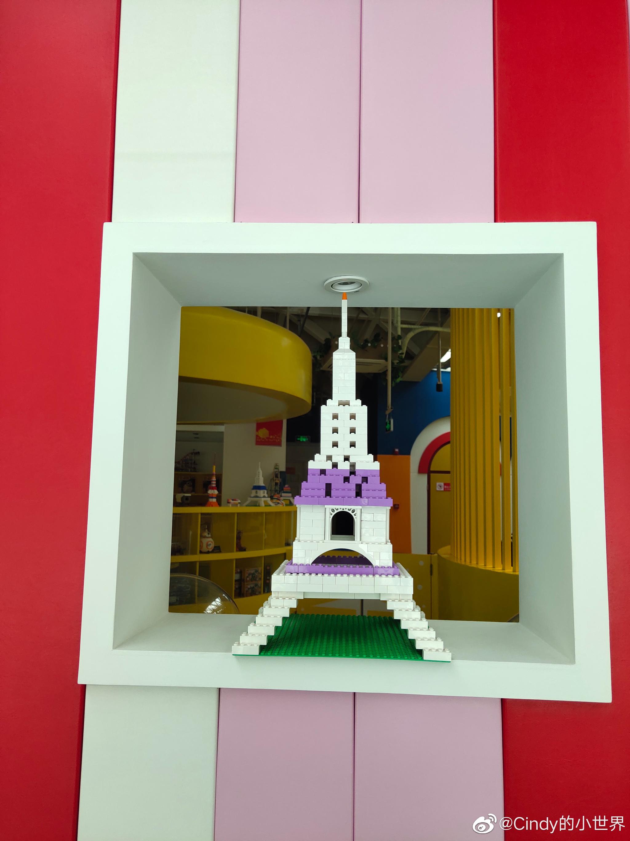富龙四季小镇的乐高俱乐部太吸引小朋友们了彤彤和悦悦玩到不想走