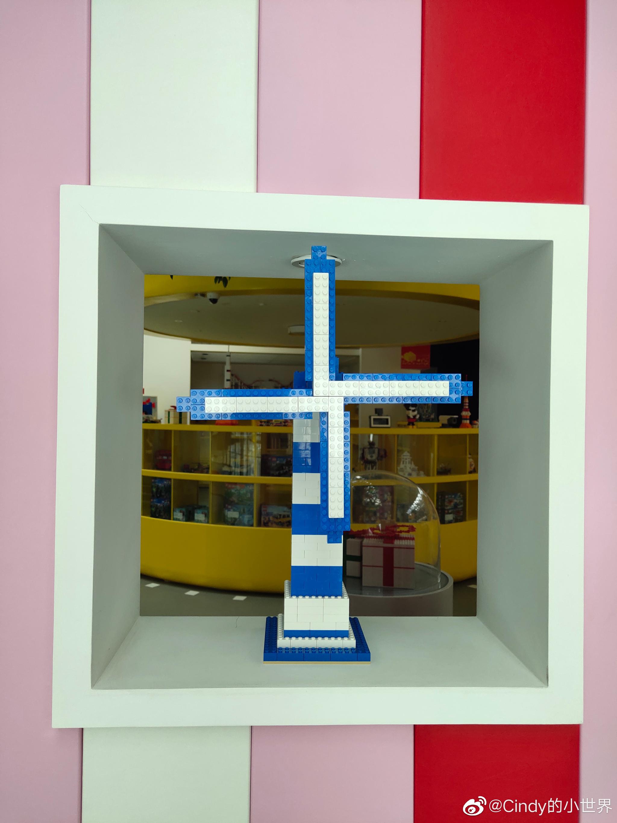 富龙四季小镇的乐高俱乐部太吸引小朋友们了彤彤和悦悦玩到不想走