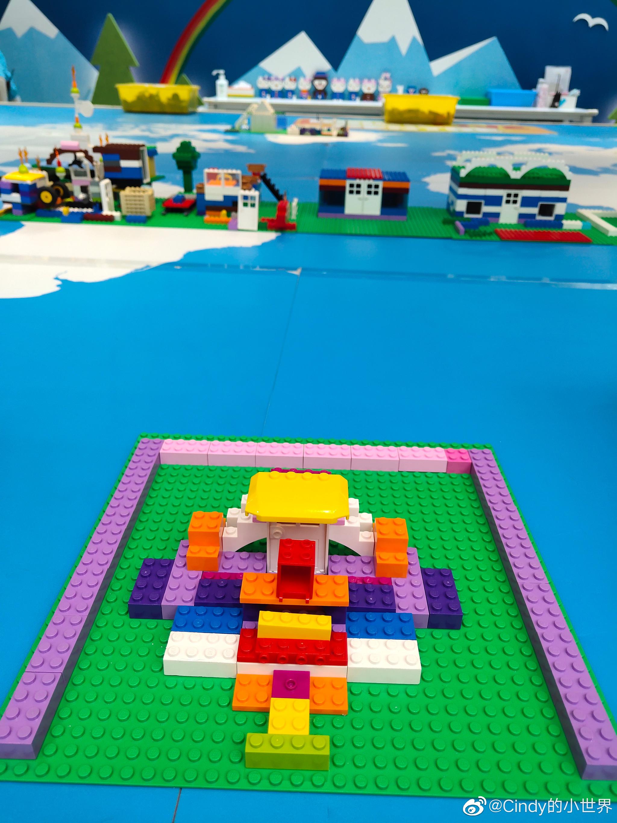 富龙四季小镇的乐高俱乐部太吸引小朋友们了彤彤和悦悦玩到不想走