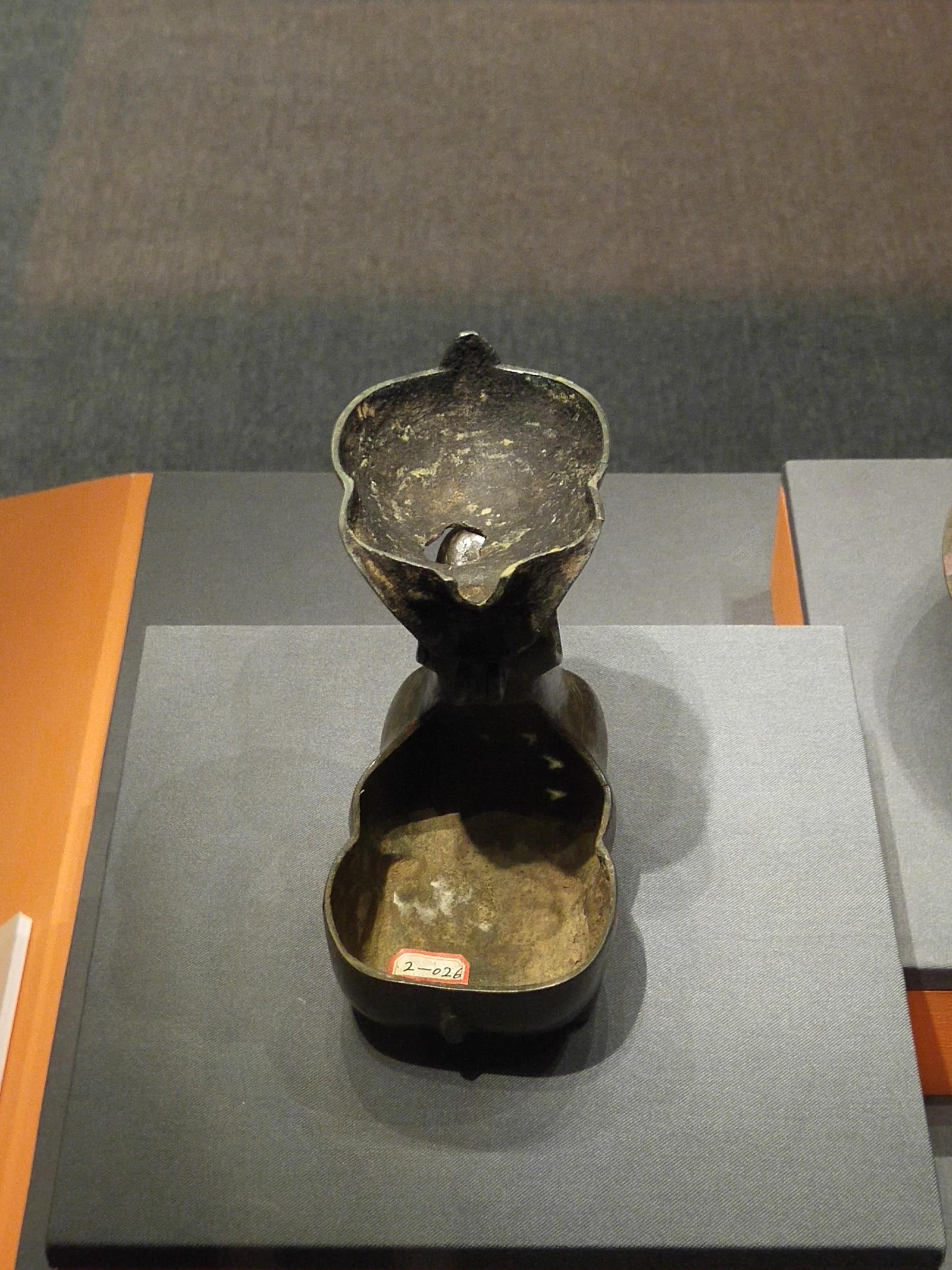 汉代卧式羊形铜灯