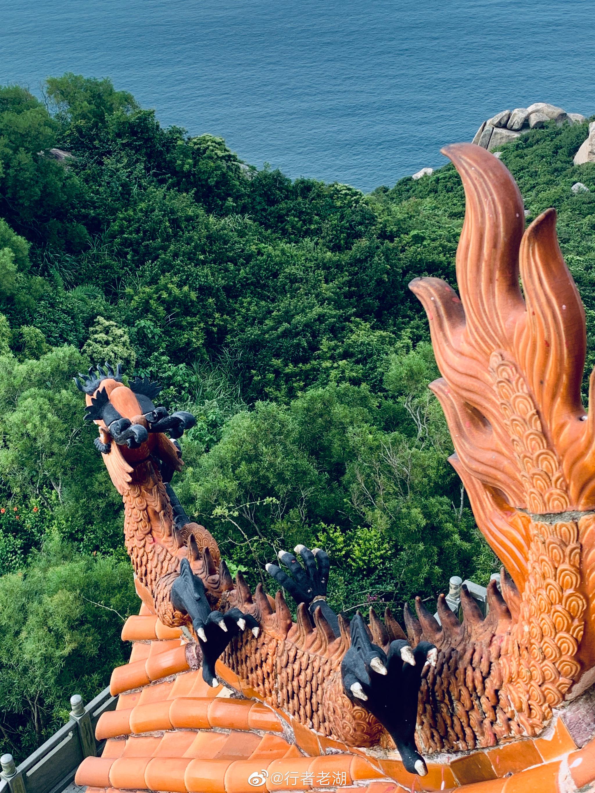 东澳岛的蜜月阁 远看很高 传说有千级台阶 要登山一个小时