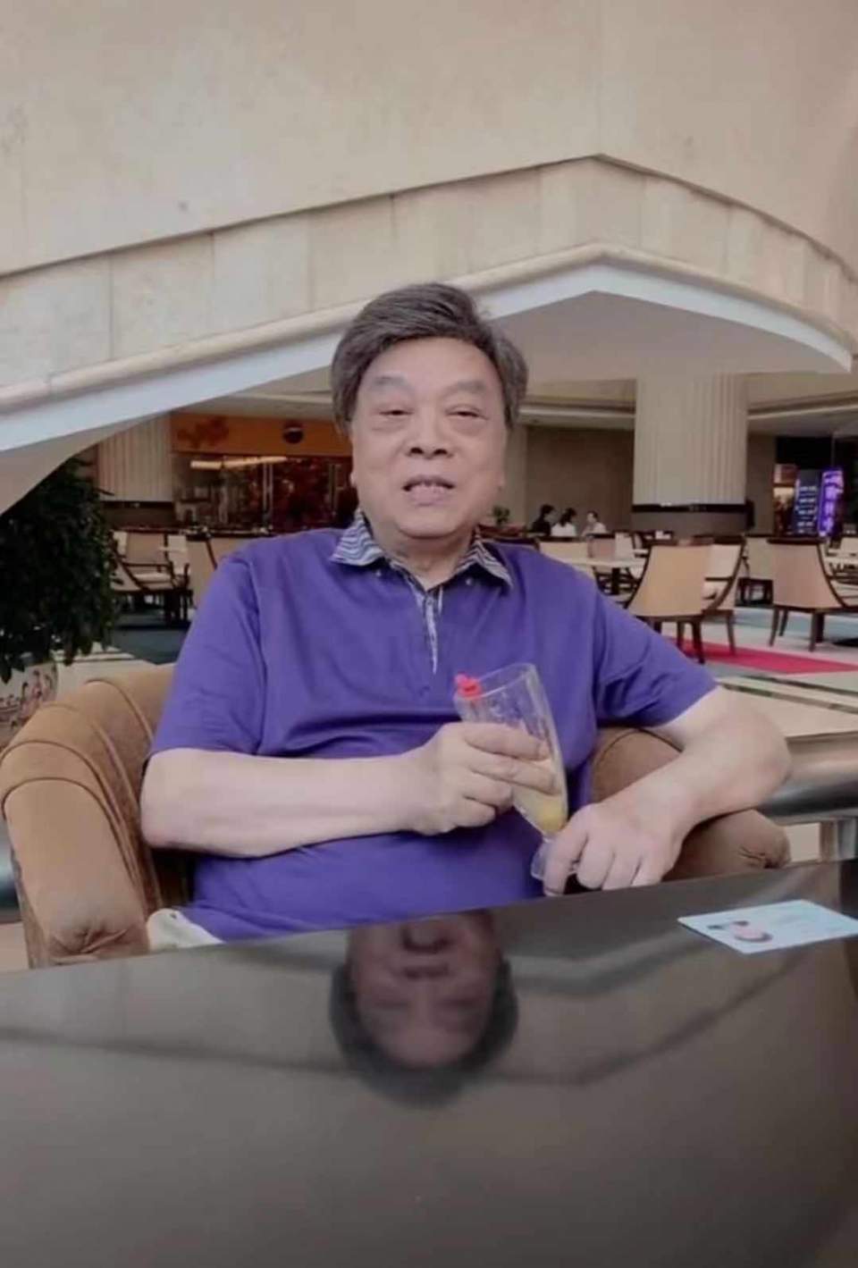 假发套明显发色已全白|赵忠祥|近照|假发套_新浪新闻