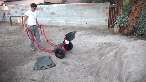 老外自制装沙神器不用油不耗电一天装3000袋只需100元
