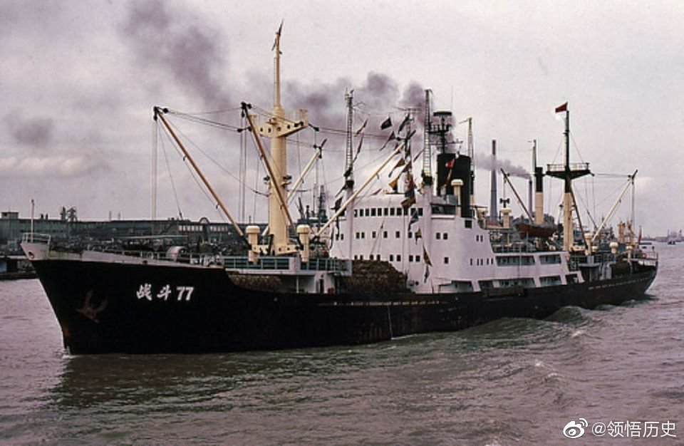 1983年的黄浦江货船木船往来穿梭游轮时尚高大上