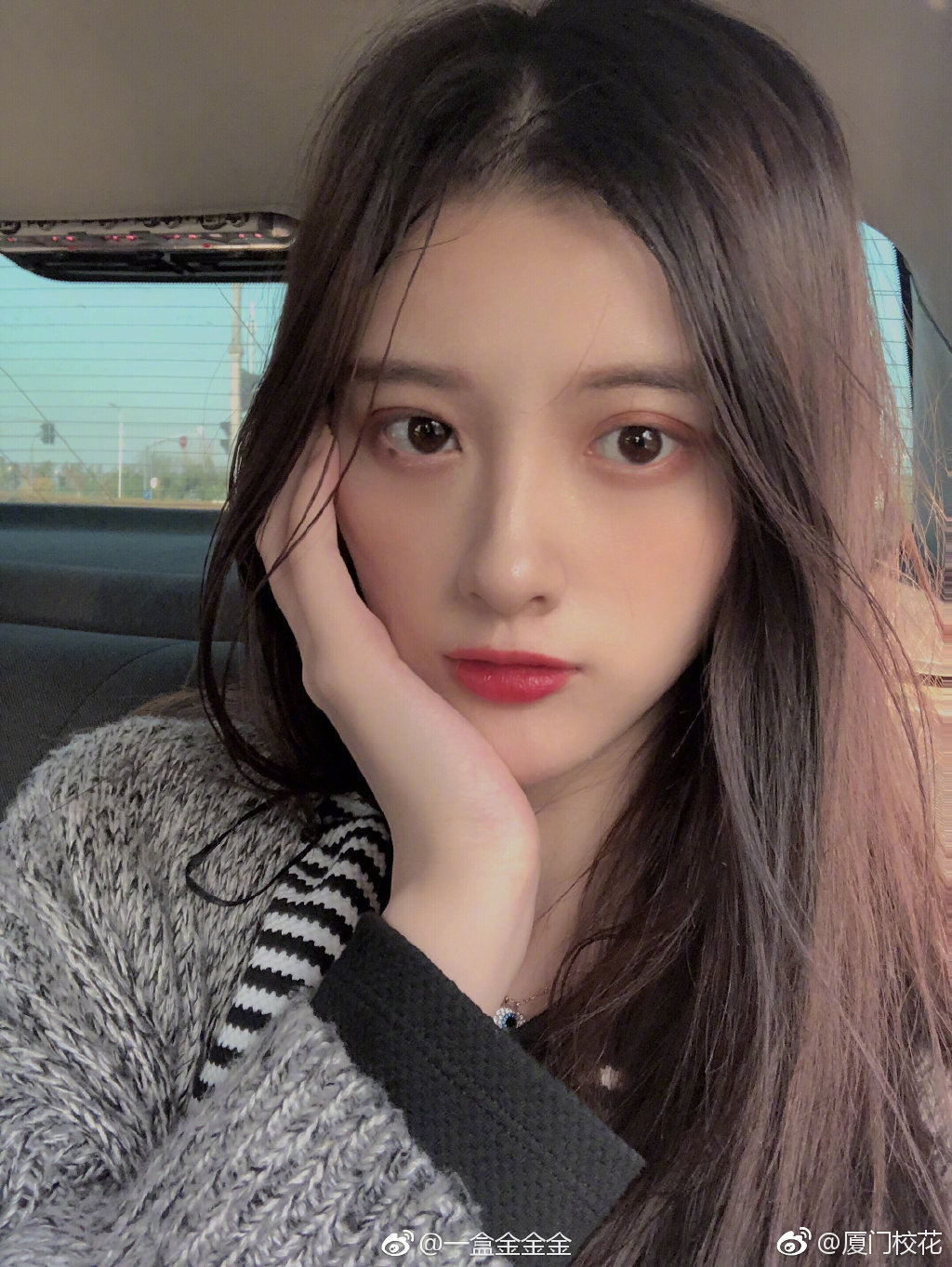 她叫金毅荷98年就读于南京财经大学身高178cm大长腿mm