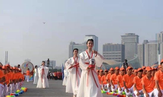 人口最少的5个民族_民族团结手抄报(3)