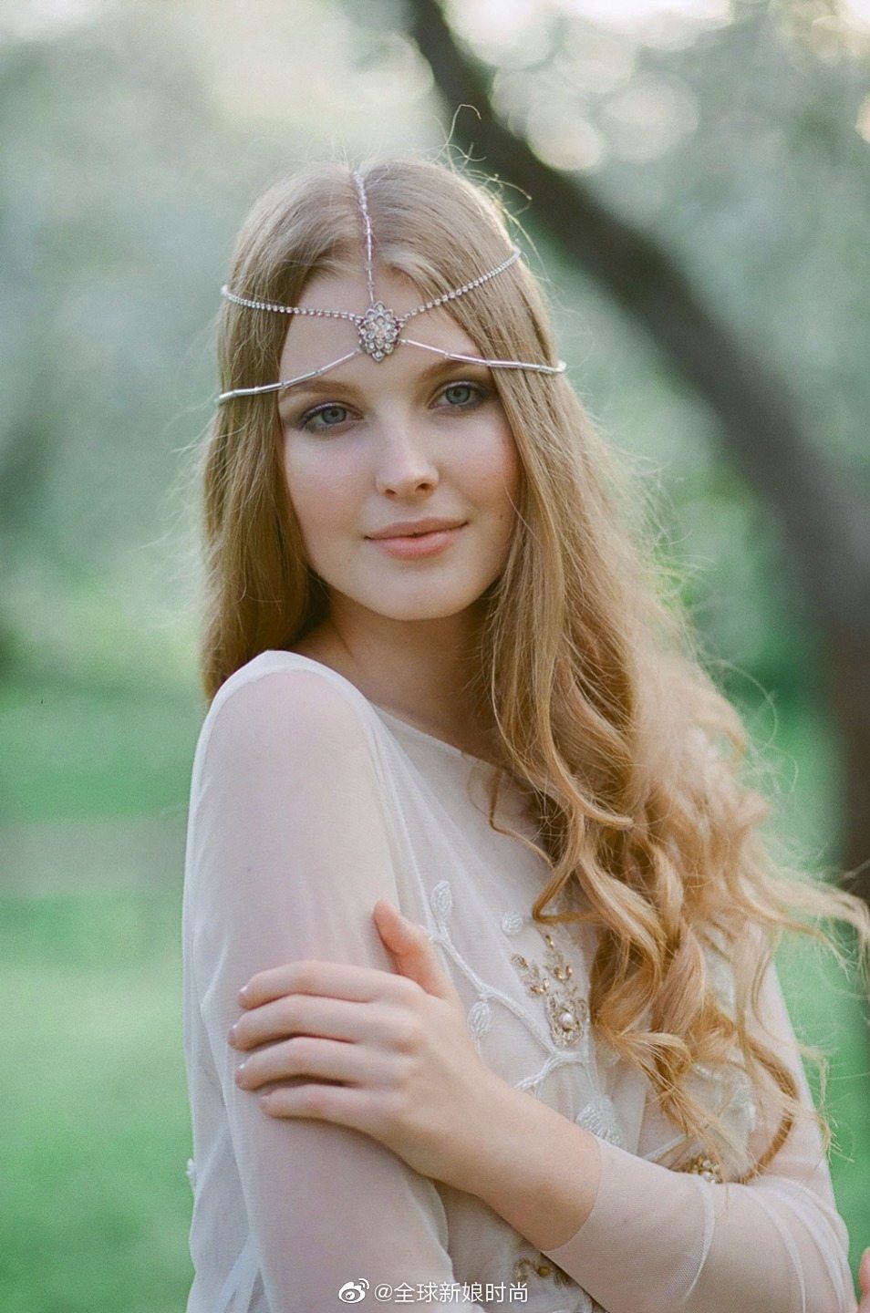 所有这些都应该体现在发型上,配件在波西米亚风造型中起着特殊的作用