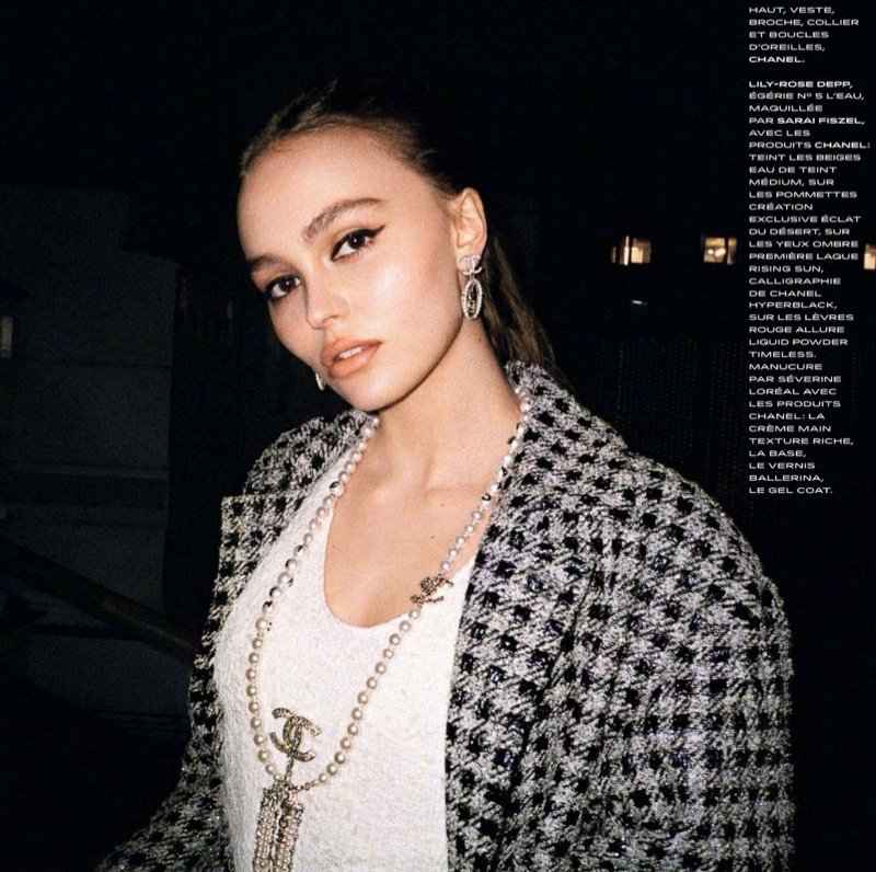莉莉·罗斯·德普(lily-rose depp)身穿chanel套装登上《grazia franc