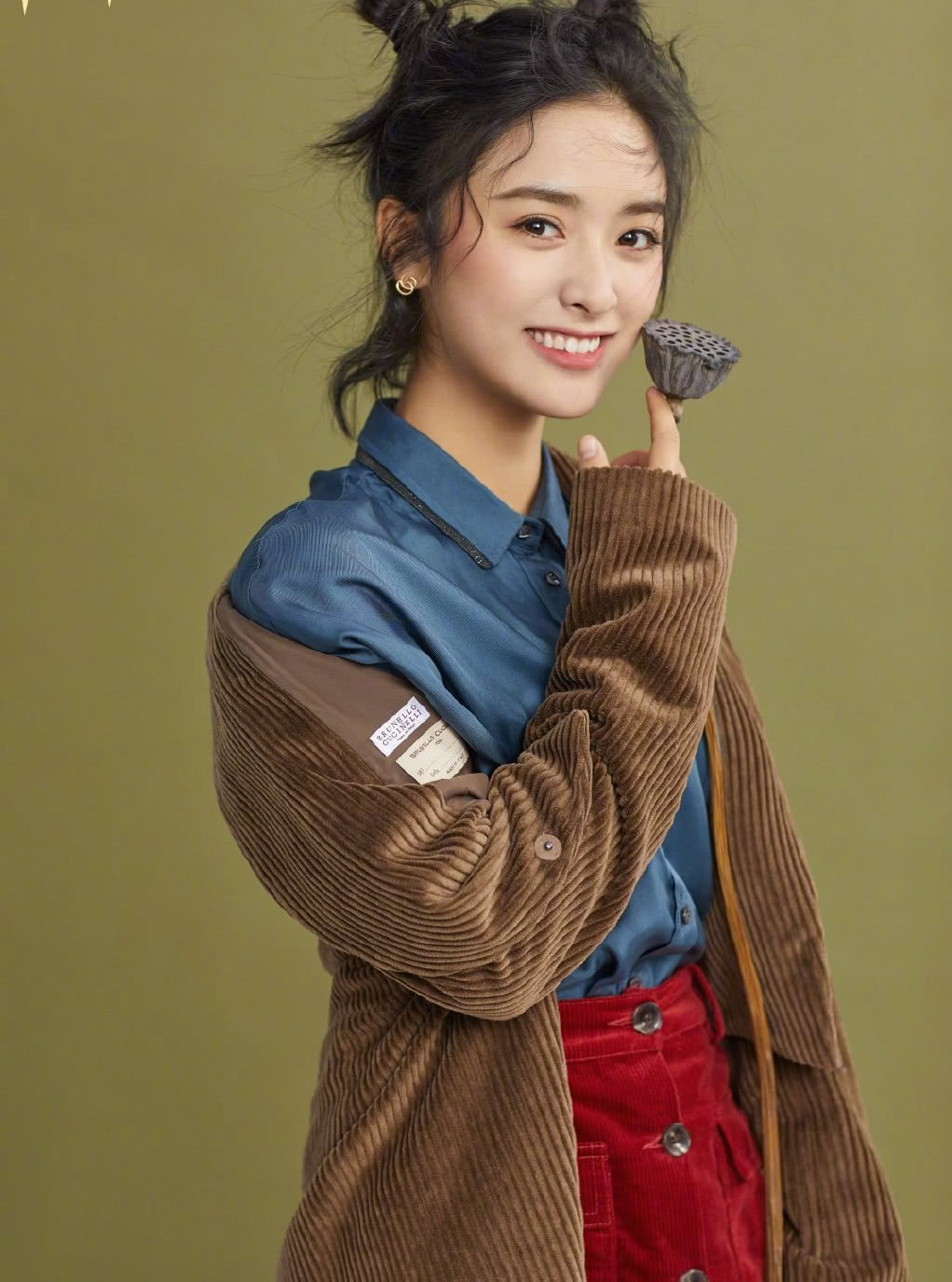 沈月少女感十足,顶着两个丸子头的造型好萌,大眼睛更是抢镜