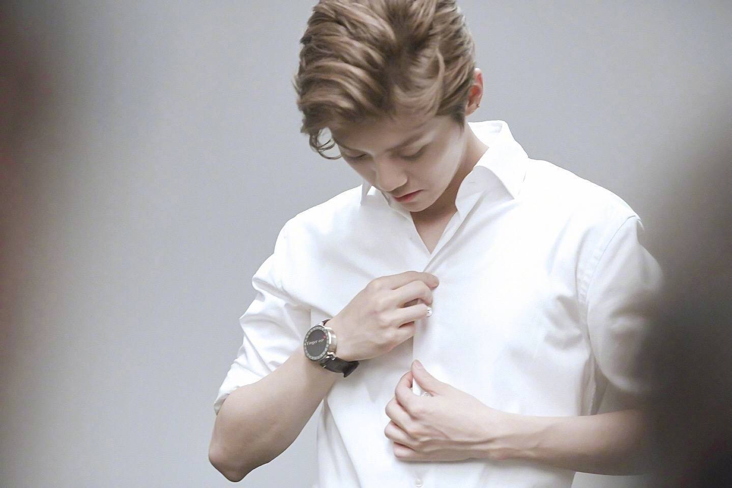 品一组鹿晗的白衬衫造型小合集～清新脱俗,青春洋溢～@m鹿m