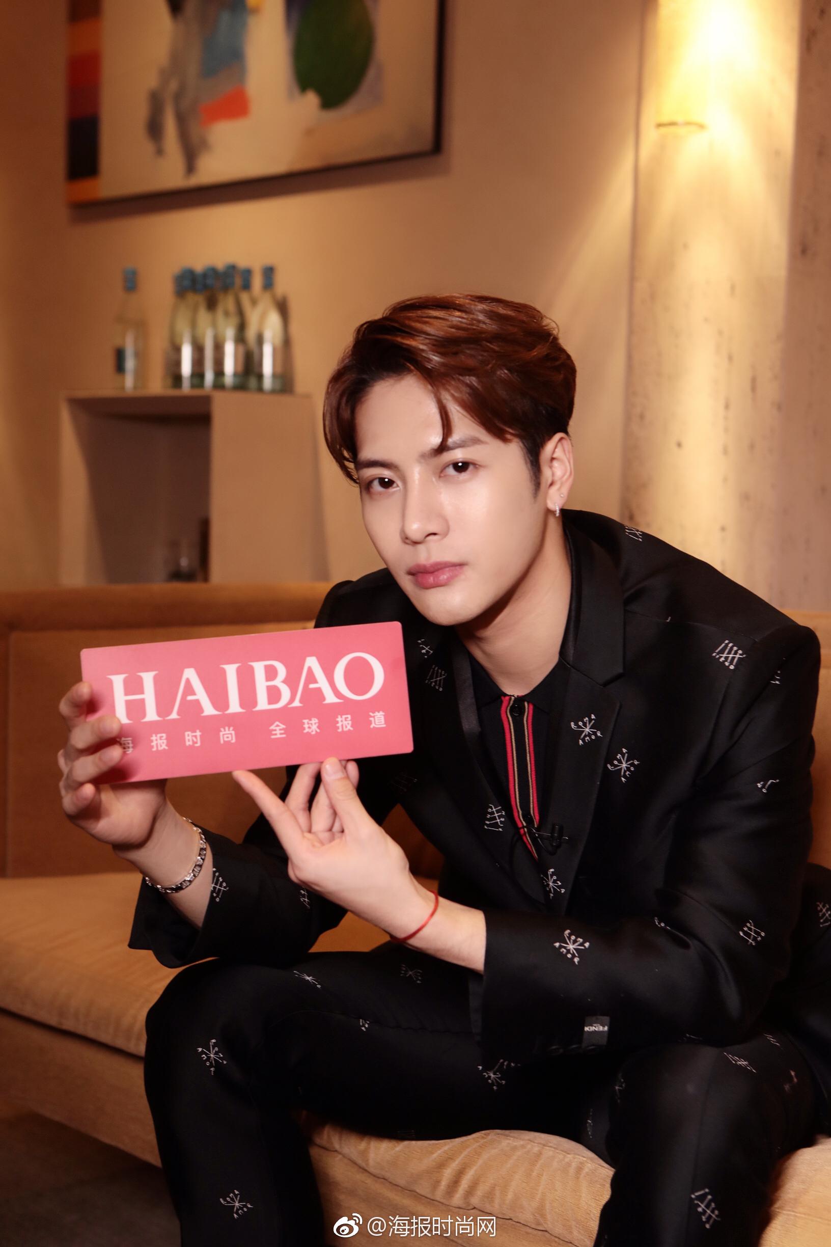 fendi 新晋品牌大使@王嘉尔 以一身西装look现身fendi 2019秋冬男装