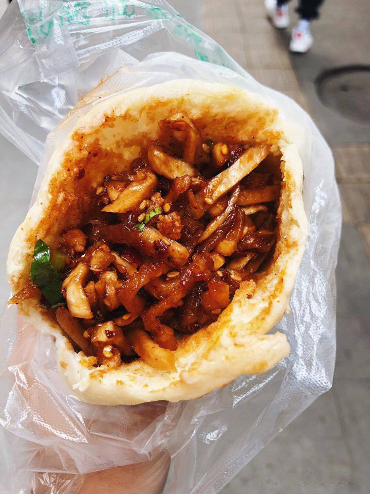 你们吃过乐山的咔咔和咔饼吗?一口下去,麻辣酸甜,超级爽口