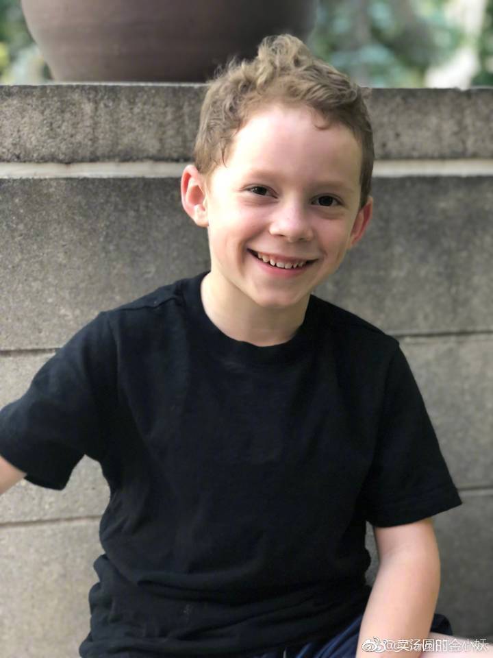 微博之夜假笑男孩gavin看得让人好心疼,上台后就开始假笑