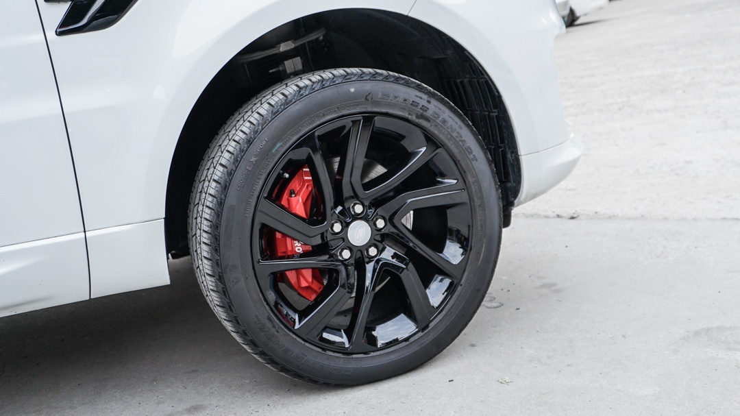 路虎揽运制动卡钳改杜雅高温红色漆