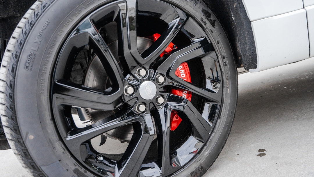 路虎揽运制动卡钳改杜雅高温红色漆