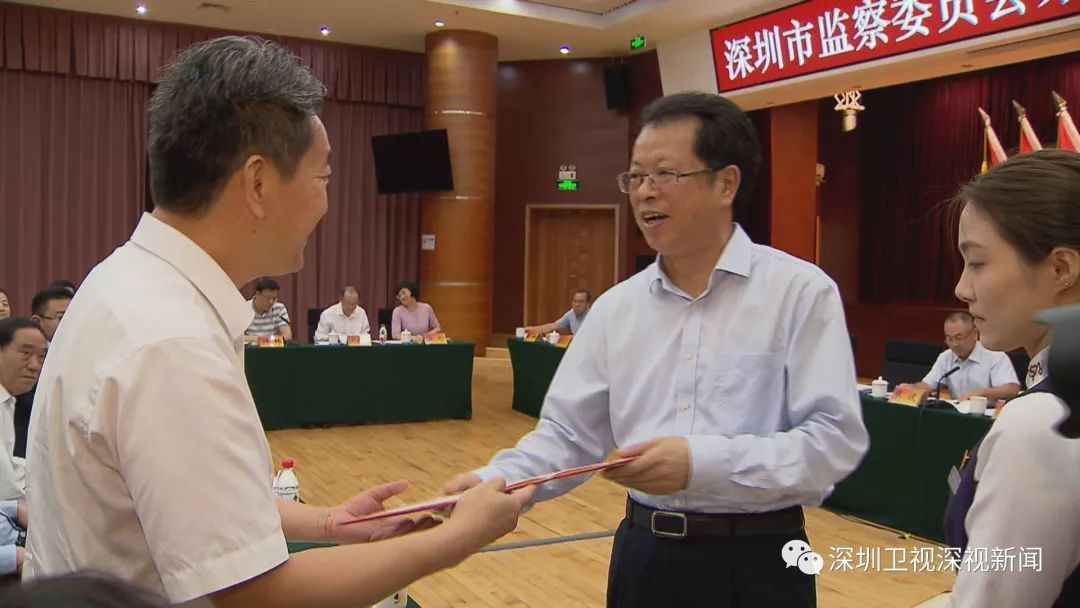 市委常委,市纪委书记,市监委主任张子兴向特约监察员颁发聘书先来了解